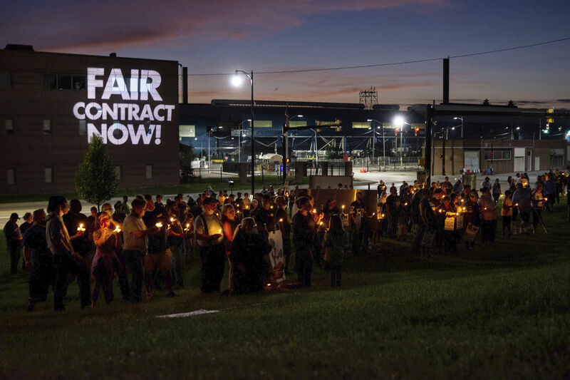 Union brethren join in candlelit solidarity outside NLMK